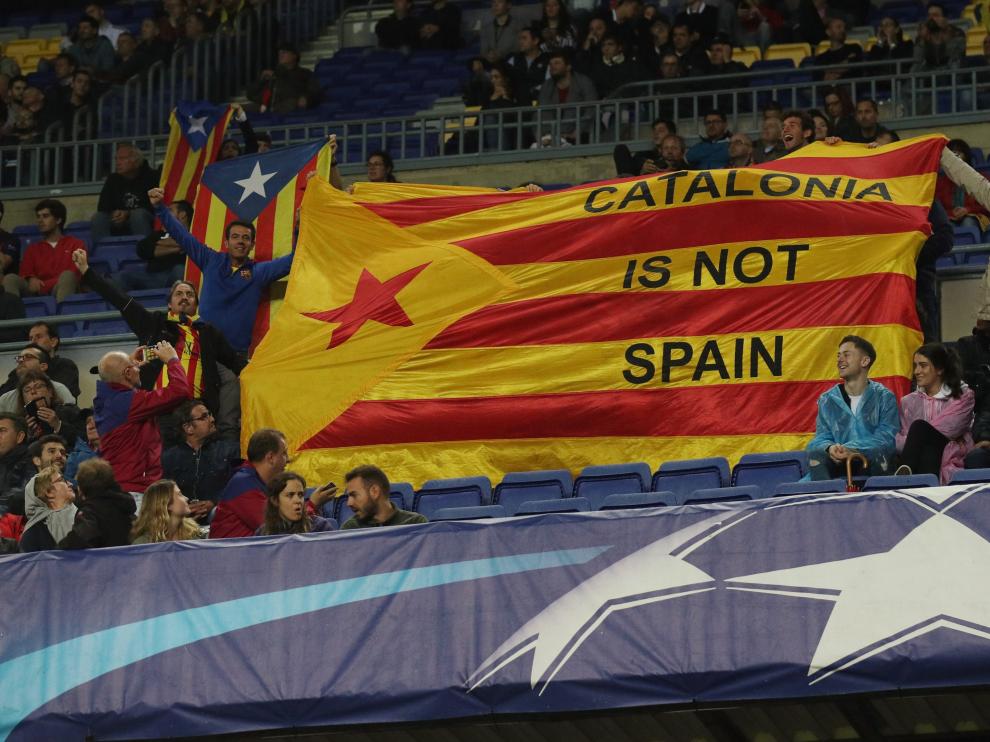 Varios aficionados ondean una 'estelada' en el Camp Nou.