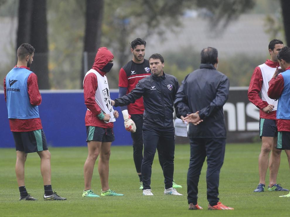 Rubi se dirige a sus jugadores durante la sesión de entrenamiento de este miércoles en el IES Pirámide.