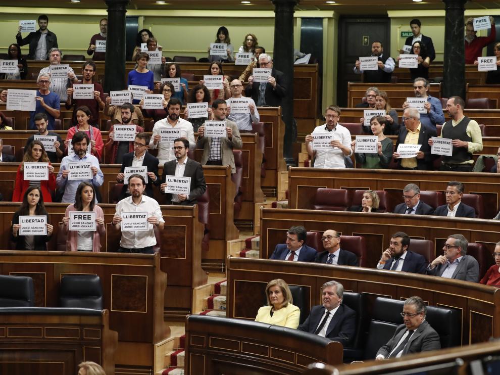 los diputados de Unidos Podemos y PDeCAT se han puesto en pie con carteles en los que se reclama la excarcelación de Jordi Sánchez y Jordi Cuixart.