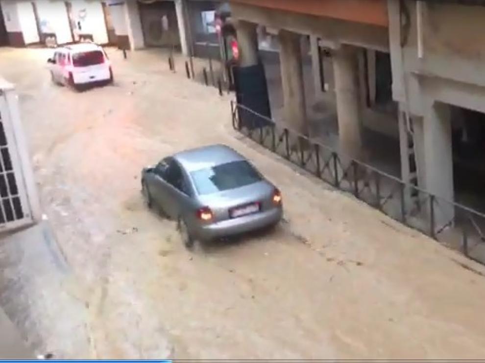 Una fuerte tromba de agua anega las calles del centro de Barbastro