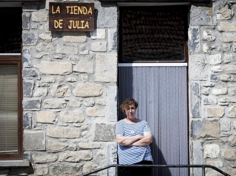 Julia Casajús, en el remozado edificio de la Casa de la Villa, que alberga su tienda; el inmueble se quemó hace cuatro años.