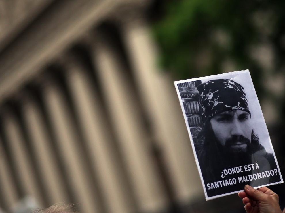 Una mujer sostiene un cartel con el rostro de Santiago Maldonado en una de las protestas por su desaparición.