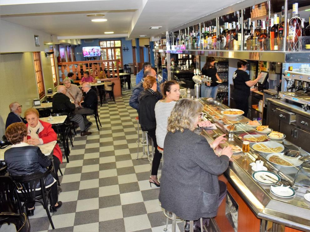 Interior del bar López de Graus, con 150 años de historia