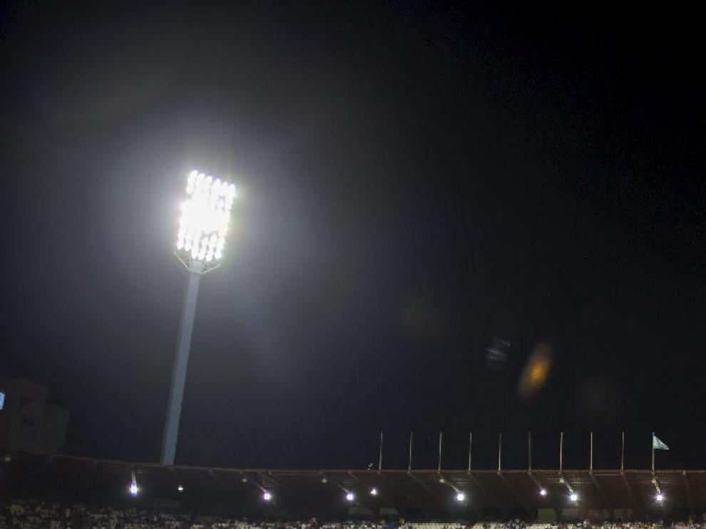 El cielo nocturno sobre La Romareda, durante el partido del pasado domingo.