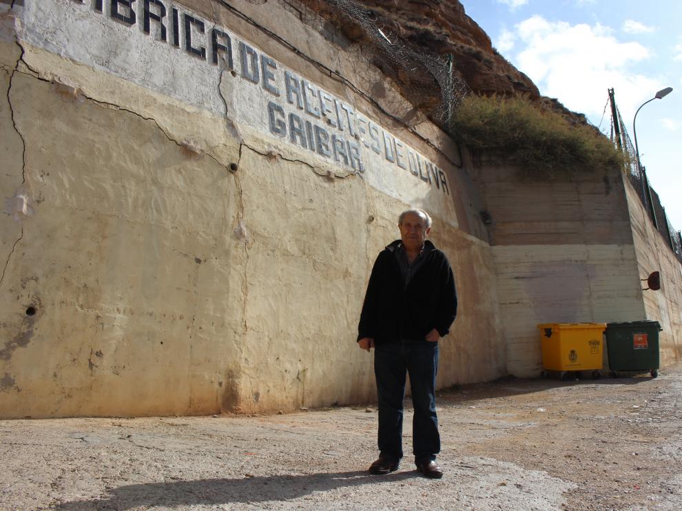 Vicente Gaibar, ayer, junto al muro agrietado e hinchado junto a su empresa en Alcañiz.