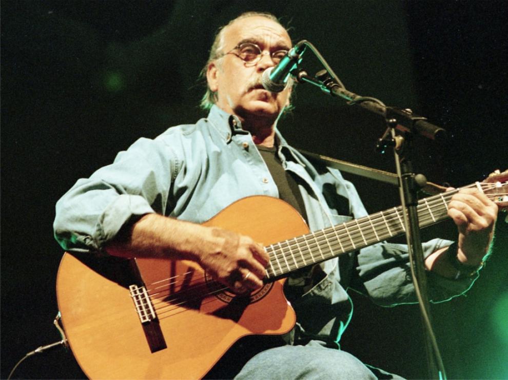 José Antonio Labordeta durante un concierto