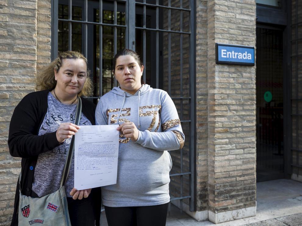 Beatriz Tejeda y Jessica Lodoyer, este jueves, a las puertas del Pignatelli de Zaragoza con la queja que presentaron
