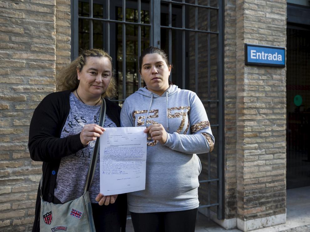 Beatriz Tejeda y Jessica Lodoyer, ayer, a las puertas del Pignatelli con la queja que registraron.