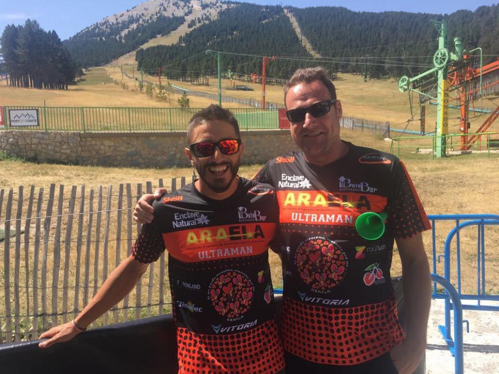 Juanito Martínez (izq.) junto a Jorge Gayá. Ambos con las camisetas a beneficio de ARAELA.