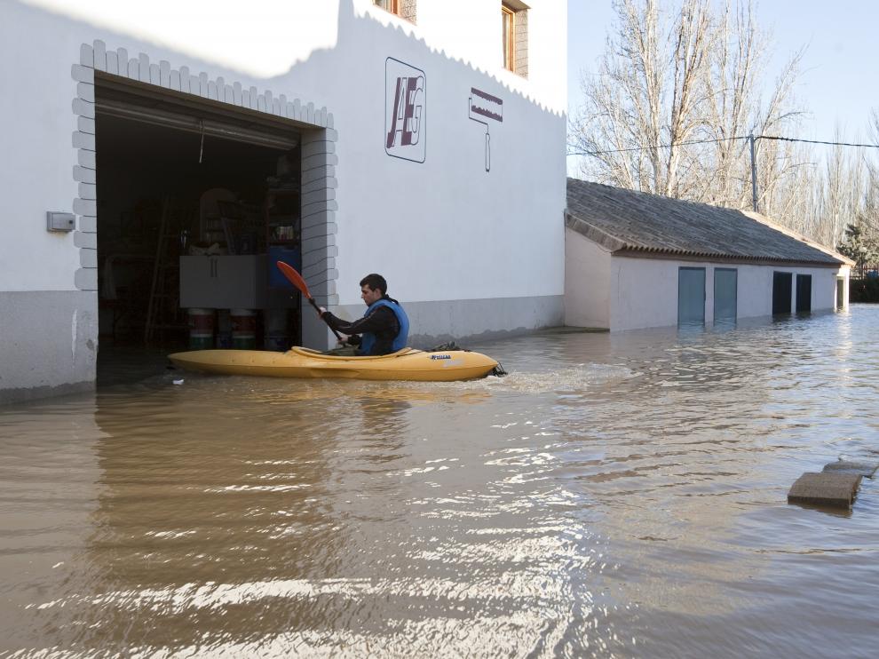 Imagen de archivo de la riada del río Ebro en enero de 2013 en el municipio de Novillas.