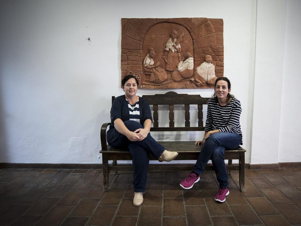 Beatriz Carrillo y Rosa Escanero, concejalas del Ayuntamiento, bajo una muestra del talento de Marín Bagüés.