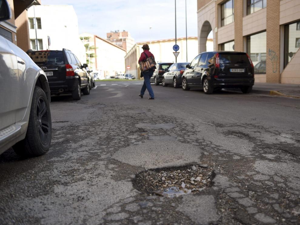 Un gran bache en la calle Las Ciencias, una de las que se va a asfaltar