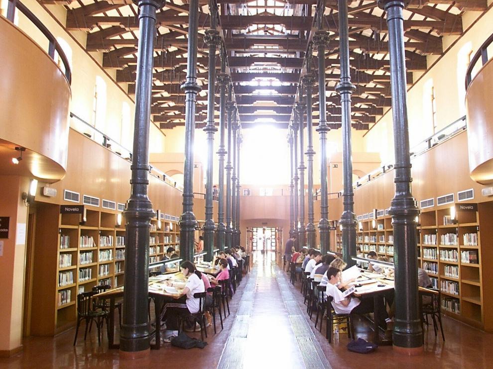 Biblioteca Ricardo Magdalena, la más grande de la red municipal de Zaragoza.