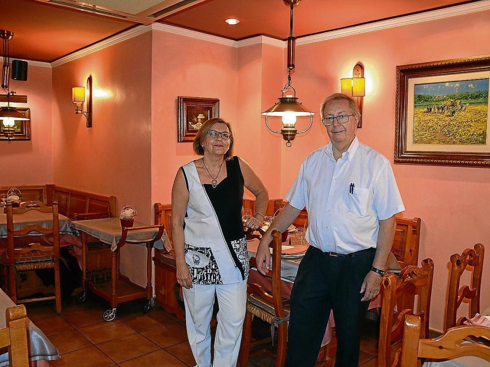 Mari Mar Cabeza y Gerardo Biurrun, en el comedor del restaurante Gerardo, en Zaragoza.