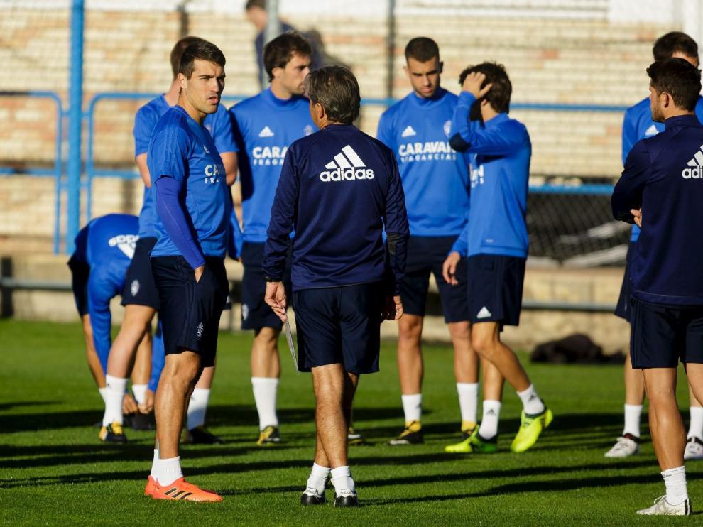 Los jugadores del Real Zaragoza charlan con el entrenador, Natxo González, al inicio del ensayo en la Ciudad Deportiva.