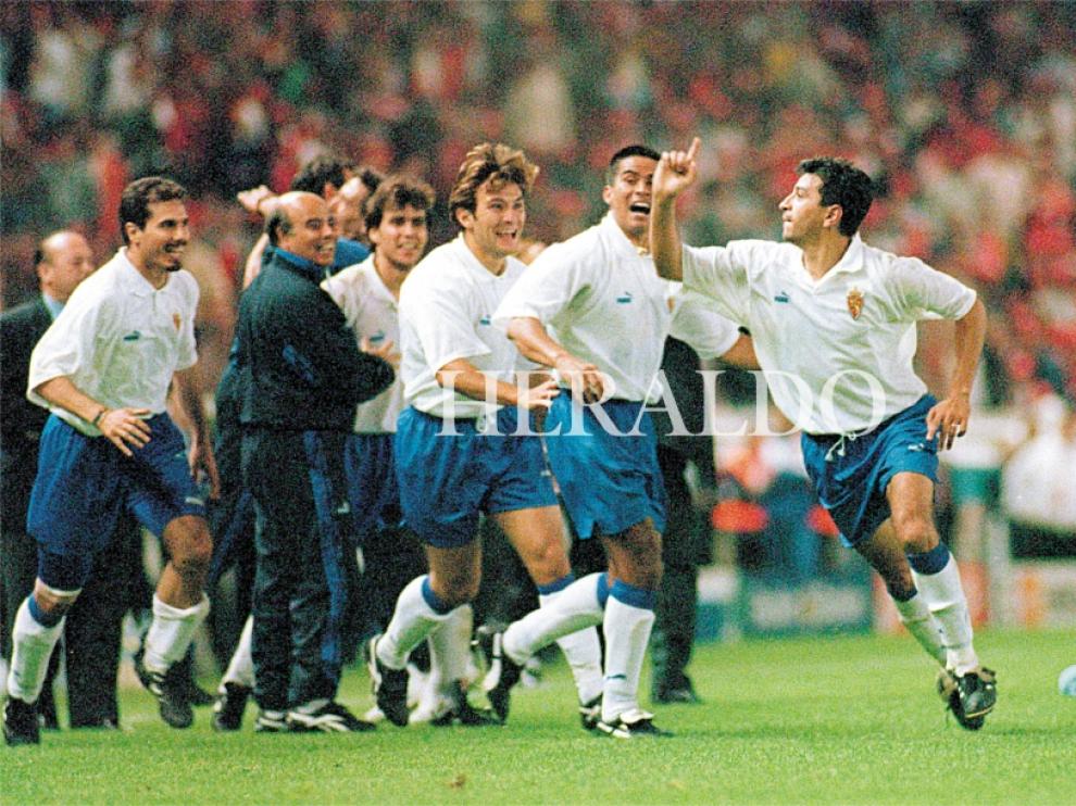 Nayim celebra su épico gol en París el 10 de mayo de 1995