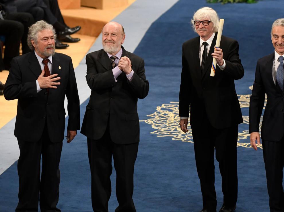 Los componentes de Les Luthiers, tras recibir el premio