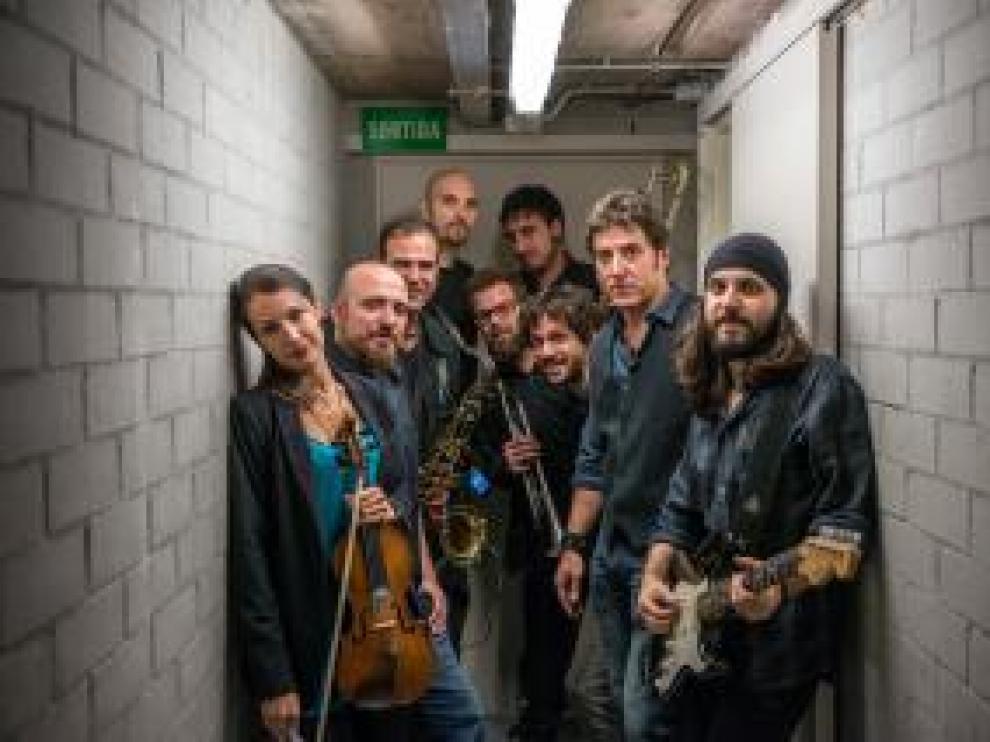 El presentador Manel Fuentes y su Spring's Team, una banda de ocho músicos profesionales con quienes interpreta los temas más populares de Bruce Springsteen.