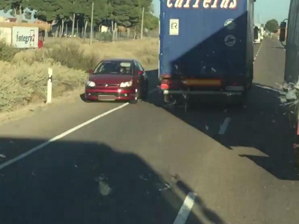 El conductor del Citröen C-4 rojo reaccionó con rapidez echándose a un lado para no chocar de frente con el vehículo pesado.