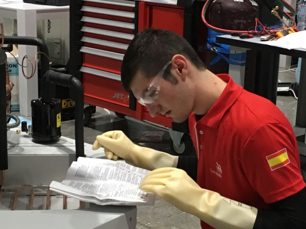 El estudiante aragonés del ciclo formativo de grado medio de Instalaciones Frigoríficas y de Climatización del IES Virgen del Pilar de Zaragoza, Emanuel Budeanu.