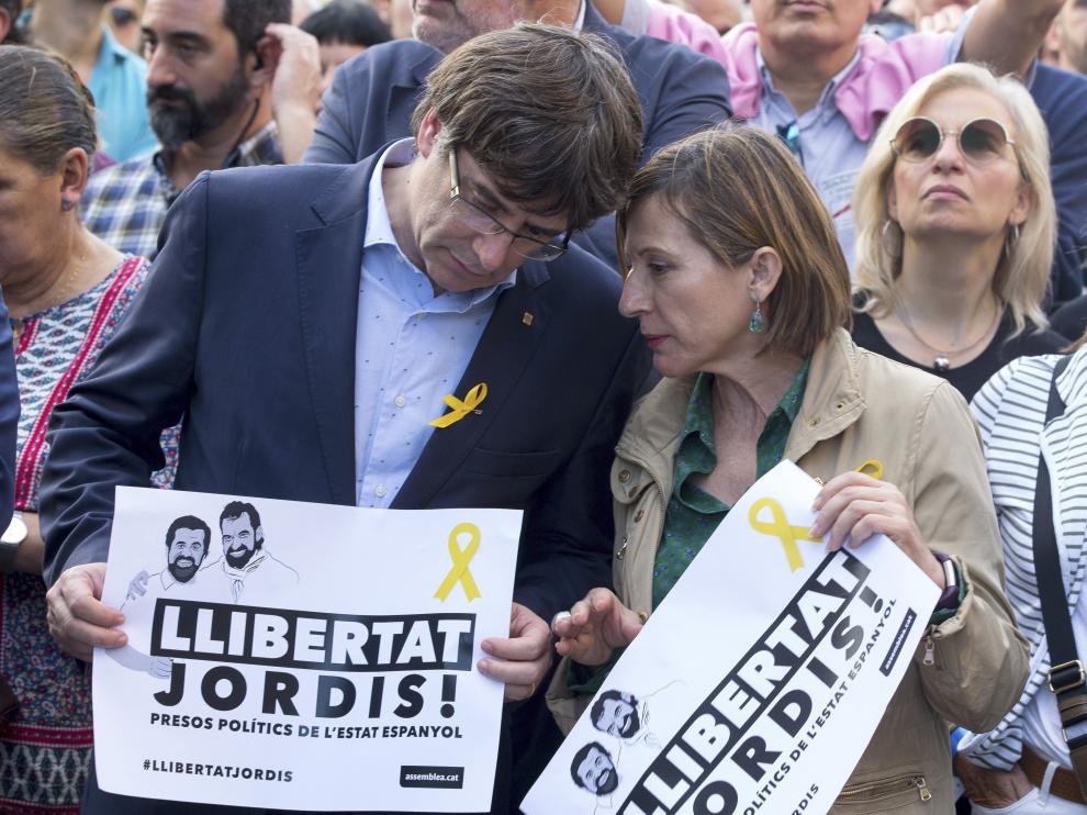 Forcadell hablando con Puigdemont.