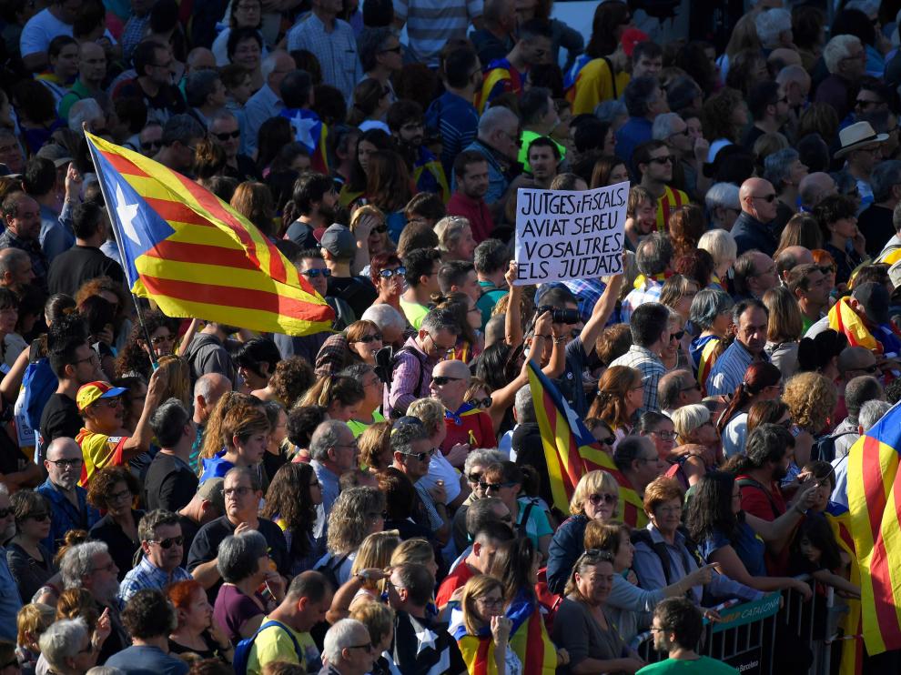 Miles de personas se manifiestan en Barcelona por el autogobierno y la libertad de Sánchez y Cuixart