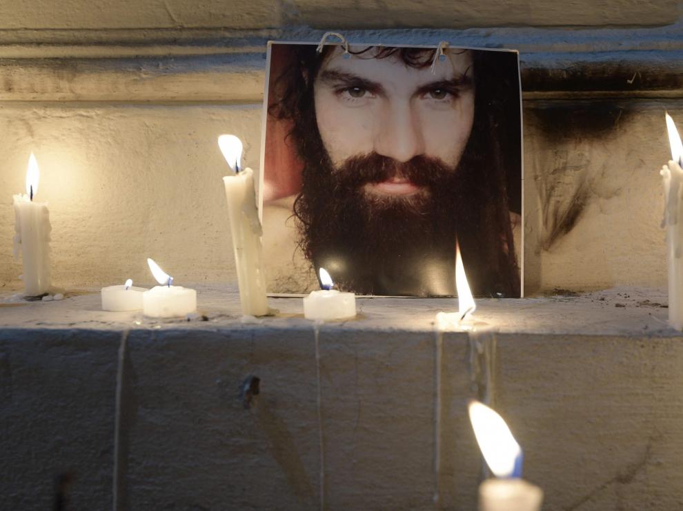 Un retrato de Maldonado, alumbrado por velas