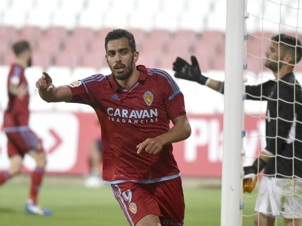 Borja celebra uno de sus dos tantos en campo sevillista.