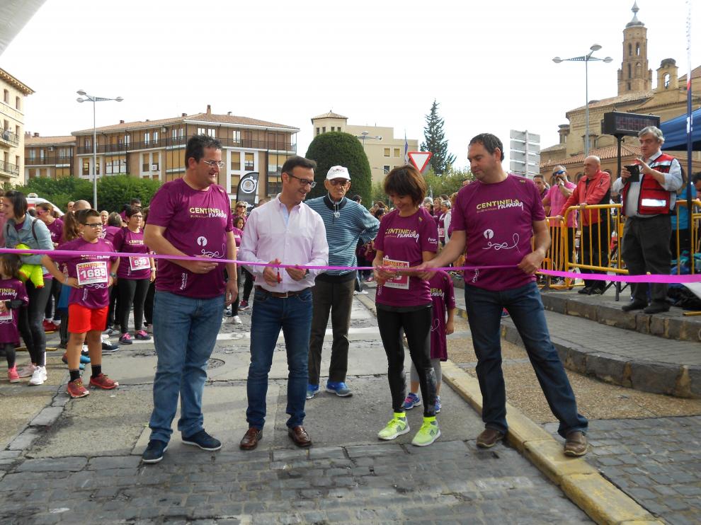 Pie de foto: Corte de cinta inaugural del reto solidario de la III Centinela Running.