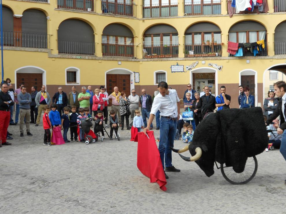 El torero Alberto Álvarez enseñando a los niños en la plaza de Toros Vieja de Tarazona