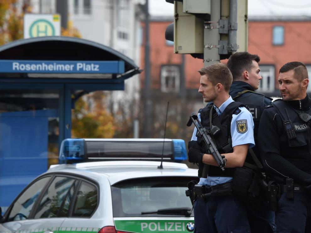 Policías alemanes cerca del lugar del ataque.