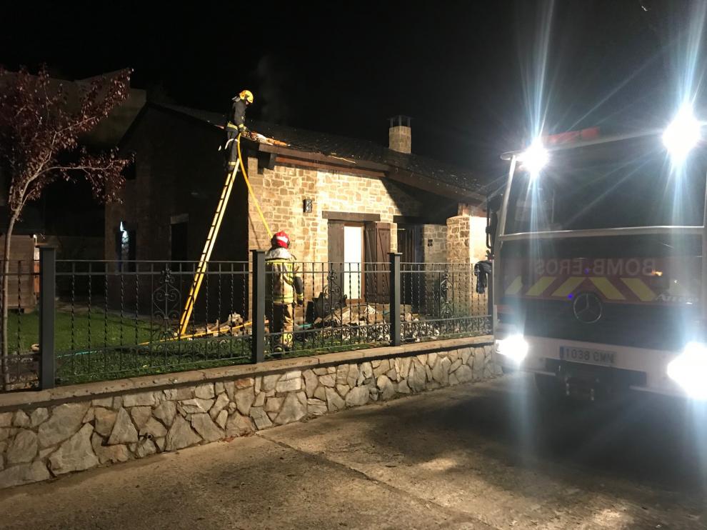Los bomberos del Alto Gállego han empleado varias horas en las labores de extinción