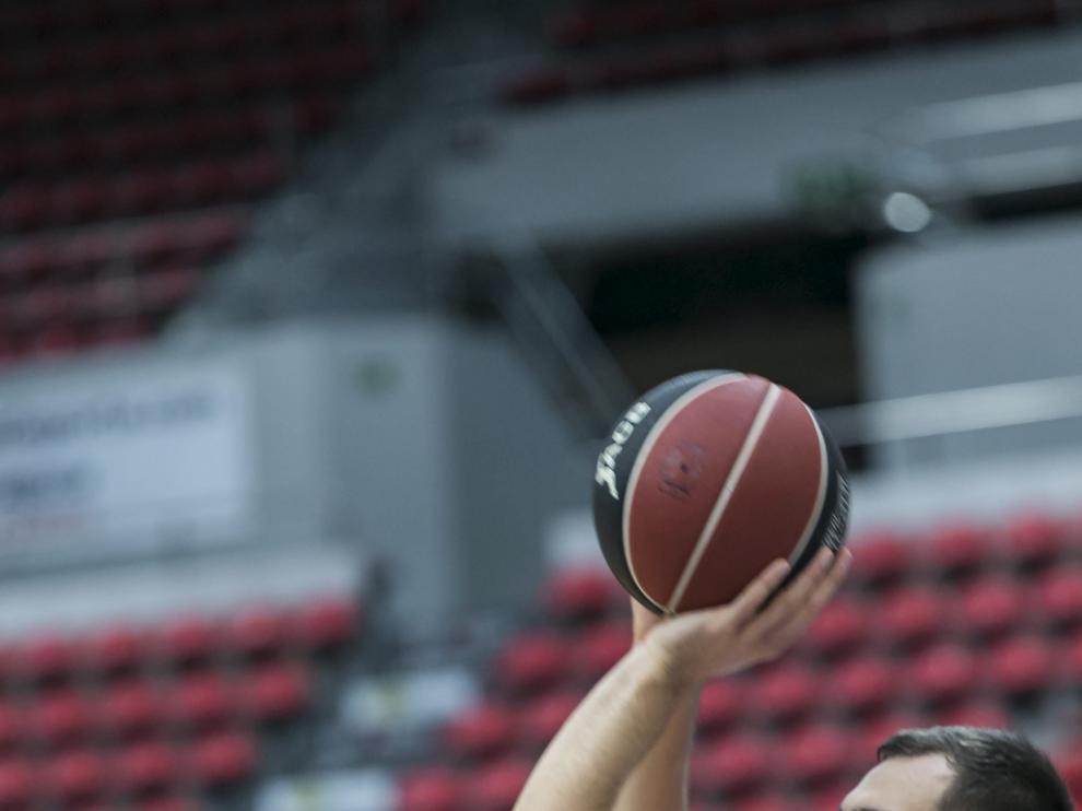 Lovro Mazalin lanza a canasta, durante un entrenamiento en el Príncipe Felipe.