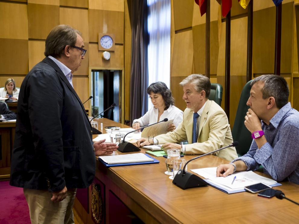 Carlos Pérez Anadón conversa con el alcalde, Pedro Santisteve, en un pleno del pasado junio.