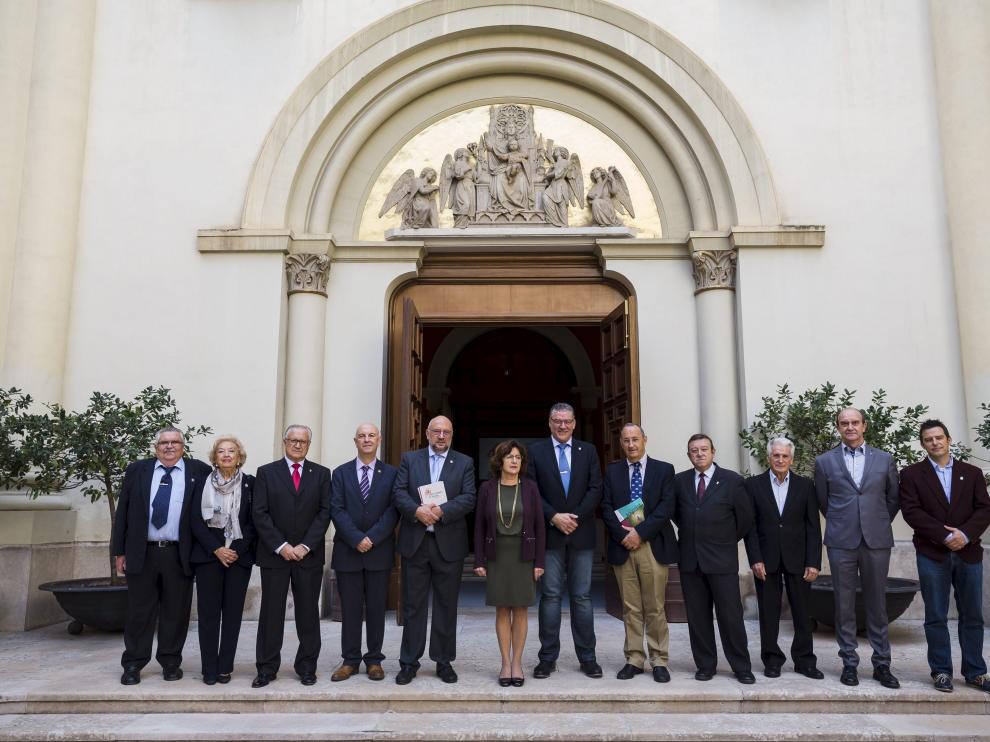 Los representantes institucionales y del Centro Aragonés de Valencia que participaron en la presentación en la Sala de la Corona.