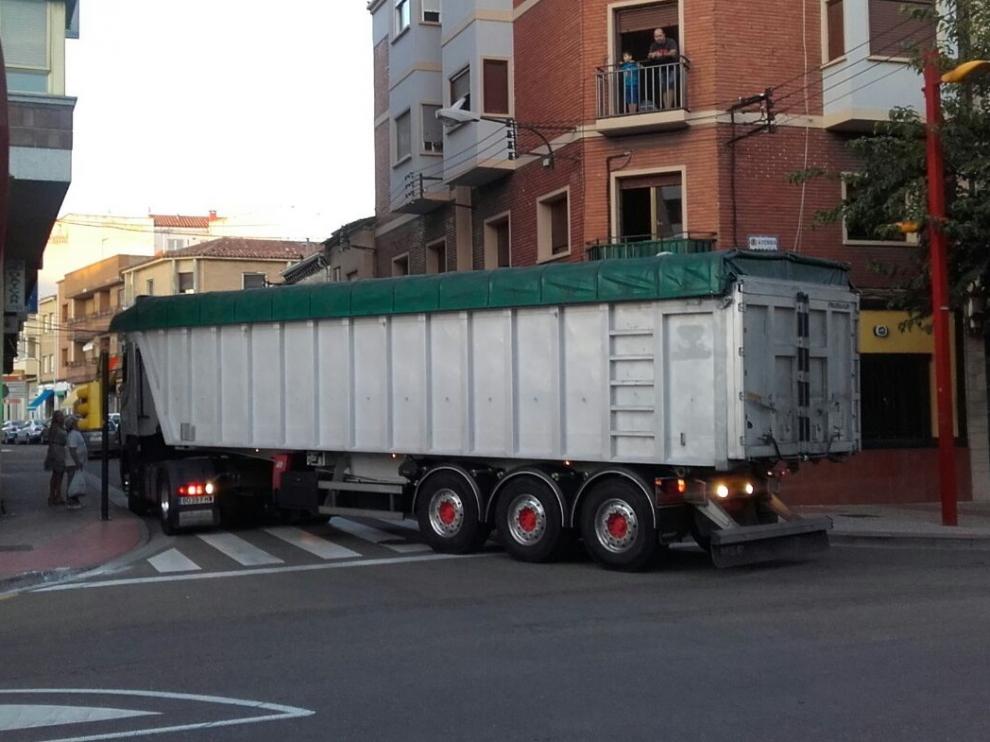 Un camión girando por una de las calles del centro de Casetas
