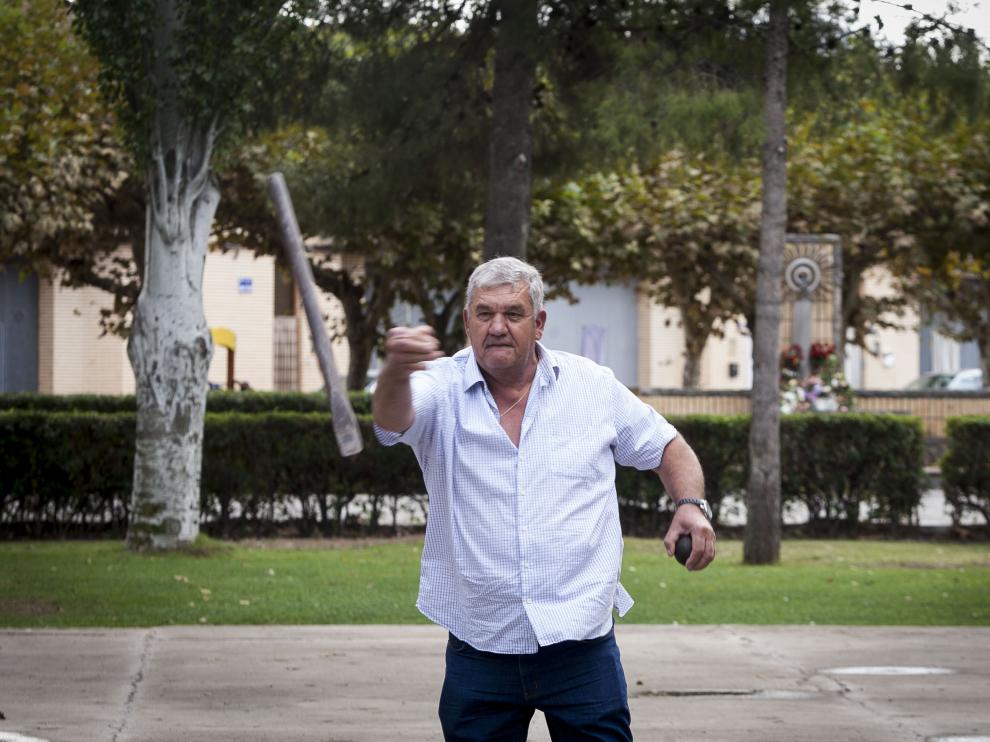 Félix Serrano lanza la barra en la placeta del parque situado en el barrio de Pilar de Calatorao.