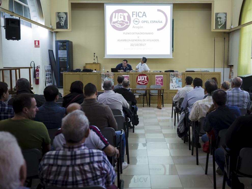 Asamblea de afiliados de UGT en Opel celebrada ayer en la sede del sindicato en Zaragoza.