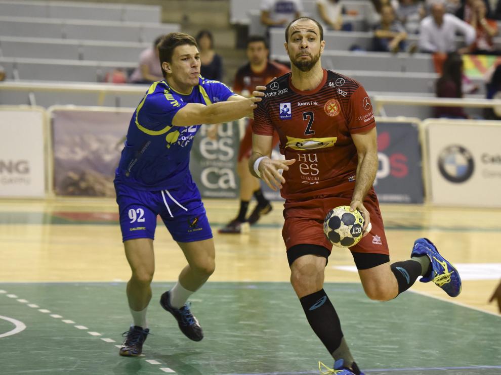 El jugador del BadaHuesca Henrique Teixeira, con el balón, durante un encuentro esta temporada.