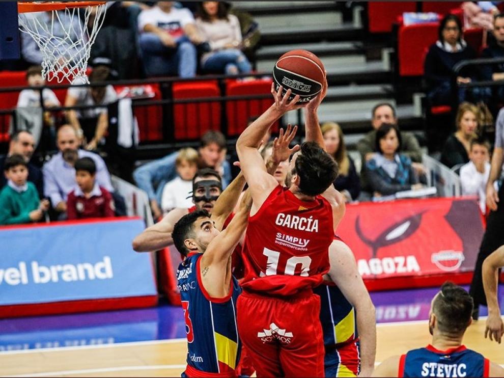 Un lance del choque entre el Basket Zaragoza y el Andorra.