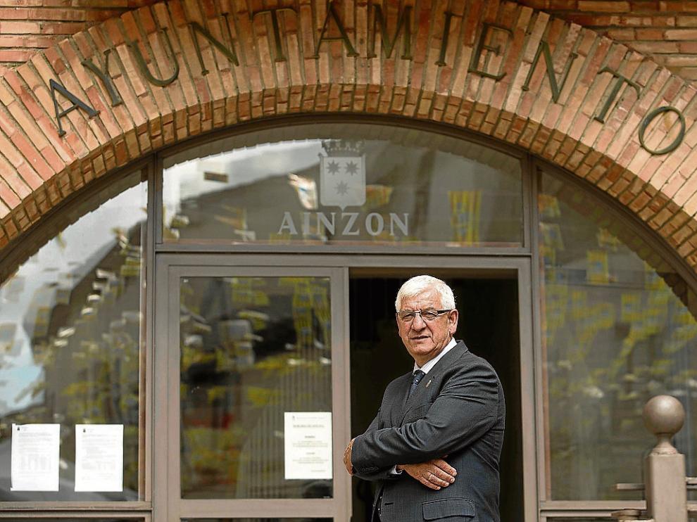 Javier Corella, frente a la puerta de acceso al ayuntamiento de Ainzón.