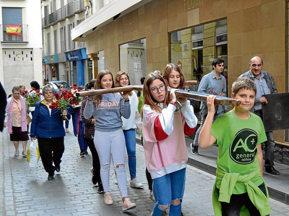 Un grupo de jóvenes lleva la Cruz de Lampedusa por las calles de Calatayud.