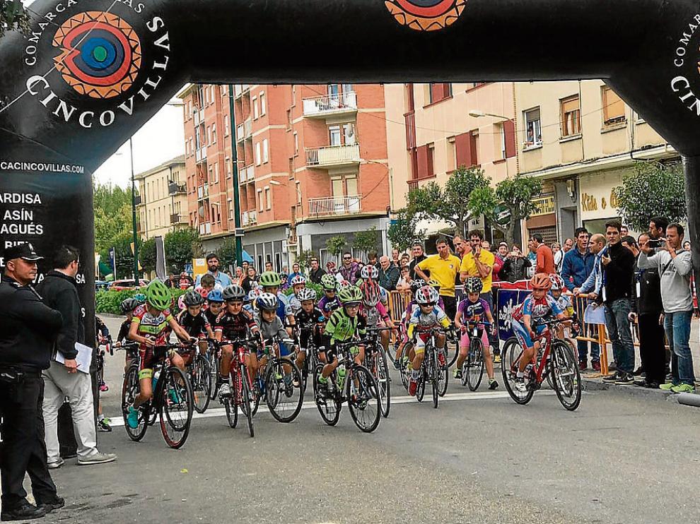 Salida de una de las carreras celebradas en el día de ayer en Ejea.