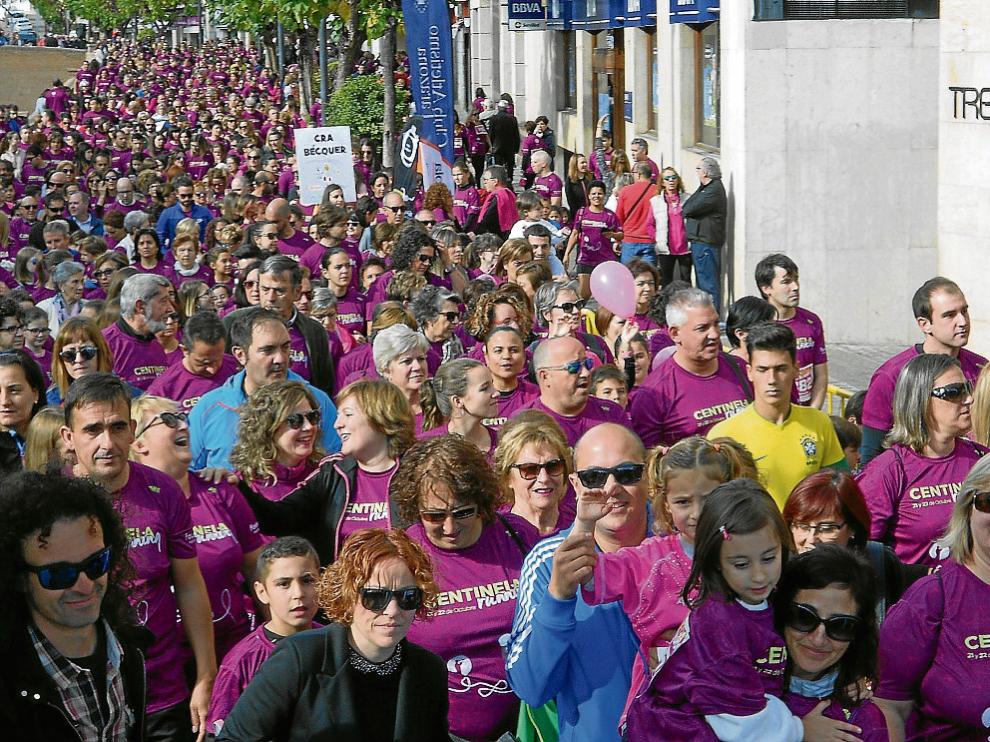Cientos de personas lucían la camiseta rosa, ayer, en el inicio de la marcha conmemorativa.
