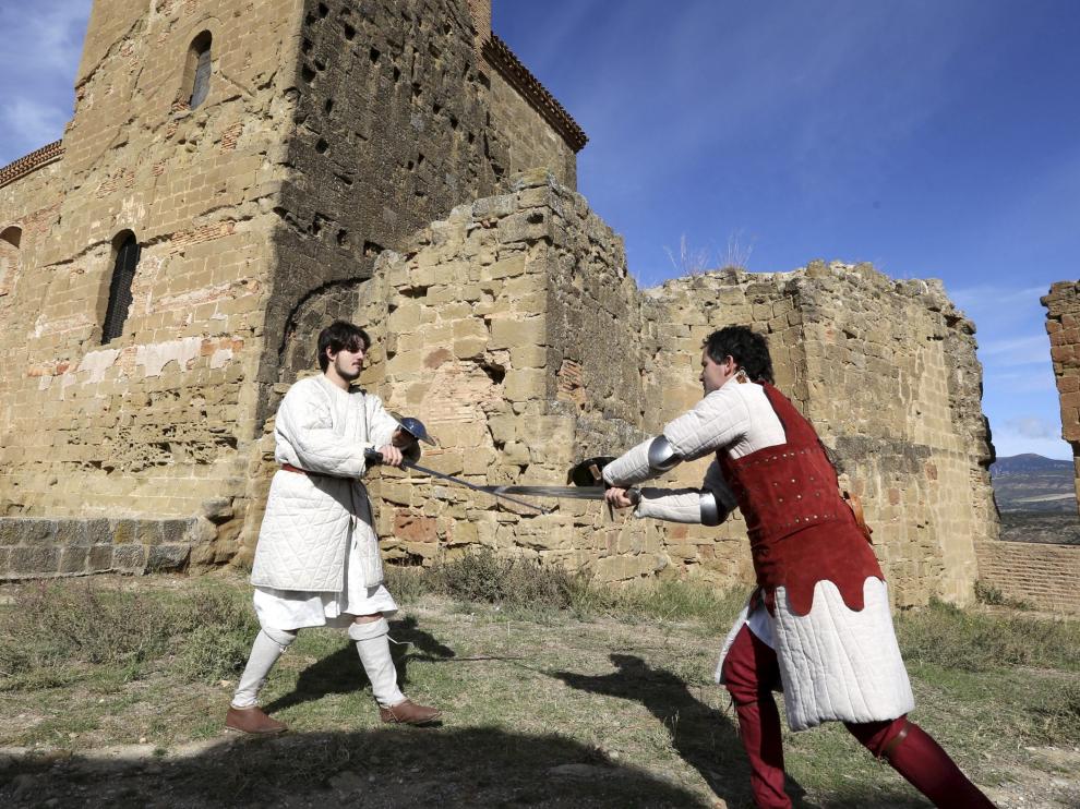 Dos soldados escenificaron un combate de espadas medieval