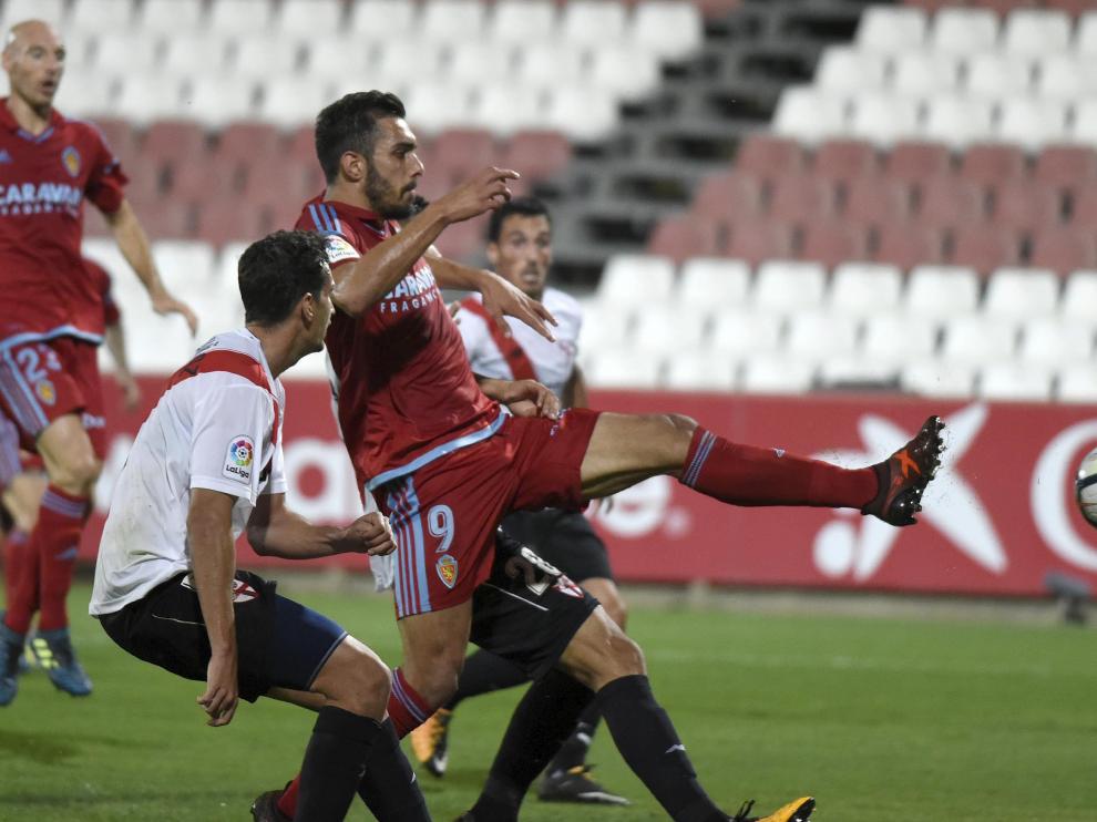 Borja Iglesias anota el primer gol del Real Zaragoza contra el Sevilla Atlético