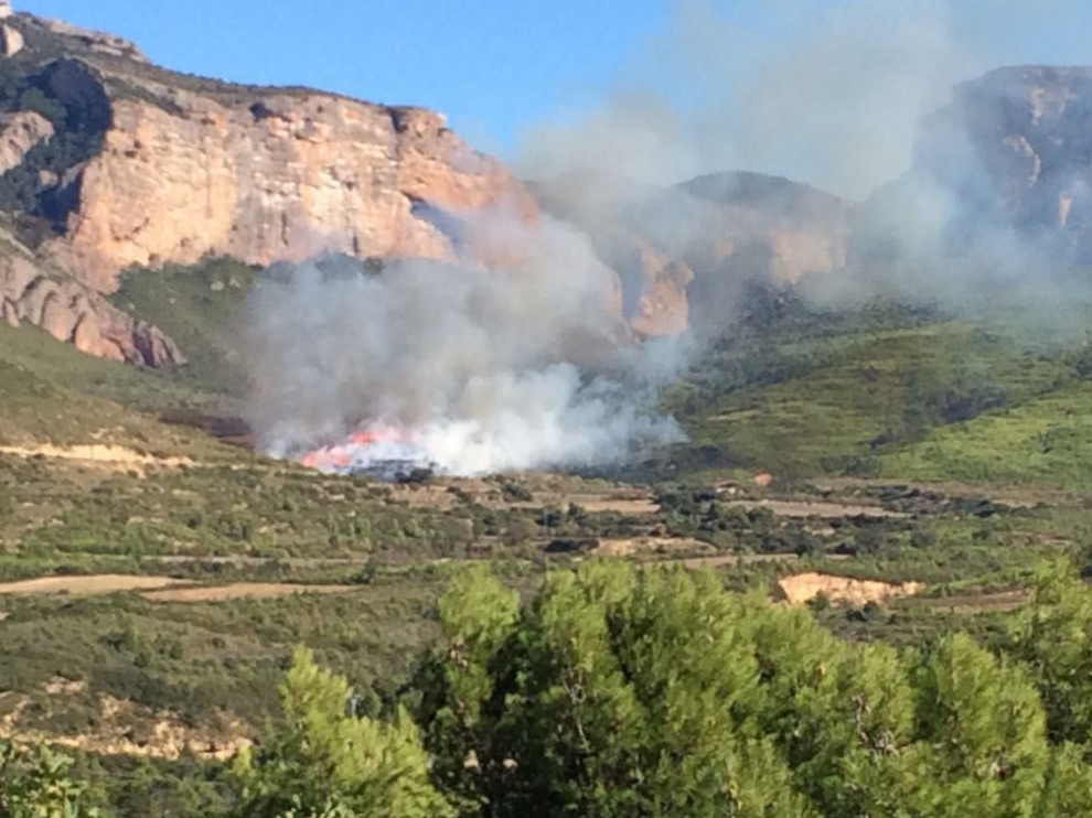 Imagen del incendio en los Mallos de Riglos.