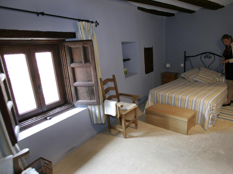 Un hotel con encanto. El hotel de la Casa del Cura, inaugurado en 2005, ha funcionado a trompicones. En 2008, tras la famosa campaña 'El pueblo en el que nunca pasa nada', que promocionó el pueblo a través de una visitada web, el Ayuntamiento recibió 8 solicitudes para explotar el establecimiento en la foto, pero solo fue un espejismo.