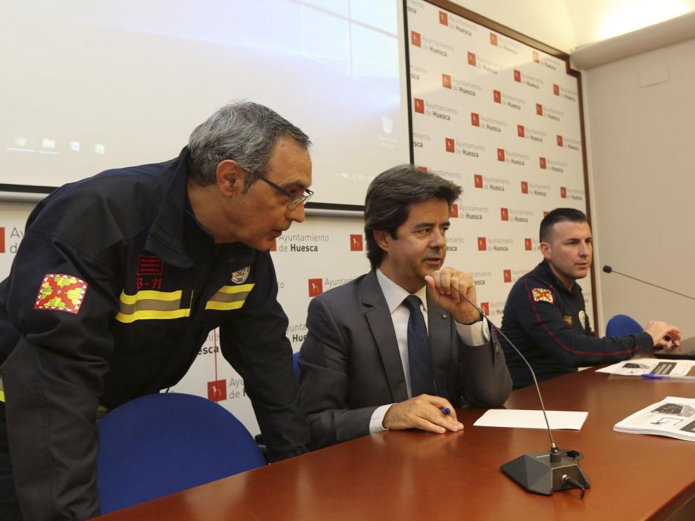 Jacobo Morlán, Luis Felipe y Daniel Muñoz durante la rueda de presa sobre las columnas secas de los edificios en Huesca