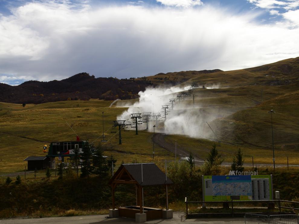 Las estaciones de esquí prueban sus cañones de nieve